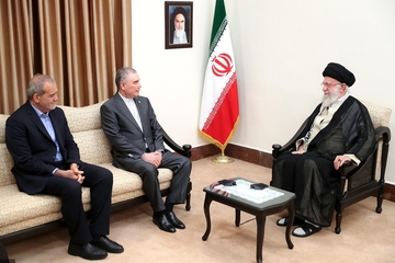 Türkmənistan Xalq Məsləhət Şurasının sədri cənab Qurbanqulu Berdiməhəmmədov Həzrət Ayətullah Xamenei ilə görüşü