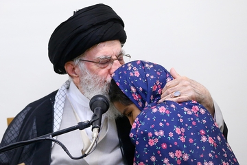 İran İslam Respublikası Ordusunun Hava Hücumundan Müdafiə Qüvvələrinin şəhid ailələrinin İnqilab Rəhbəri ilə görüşündən foto görüntülər